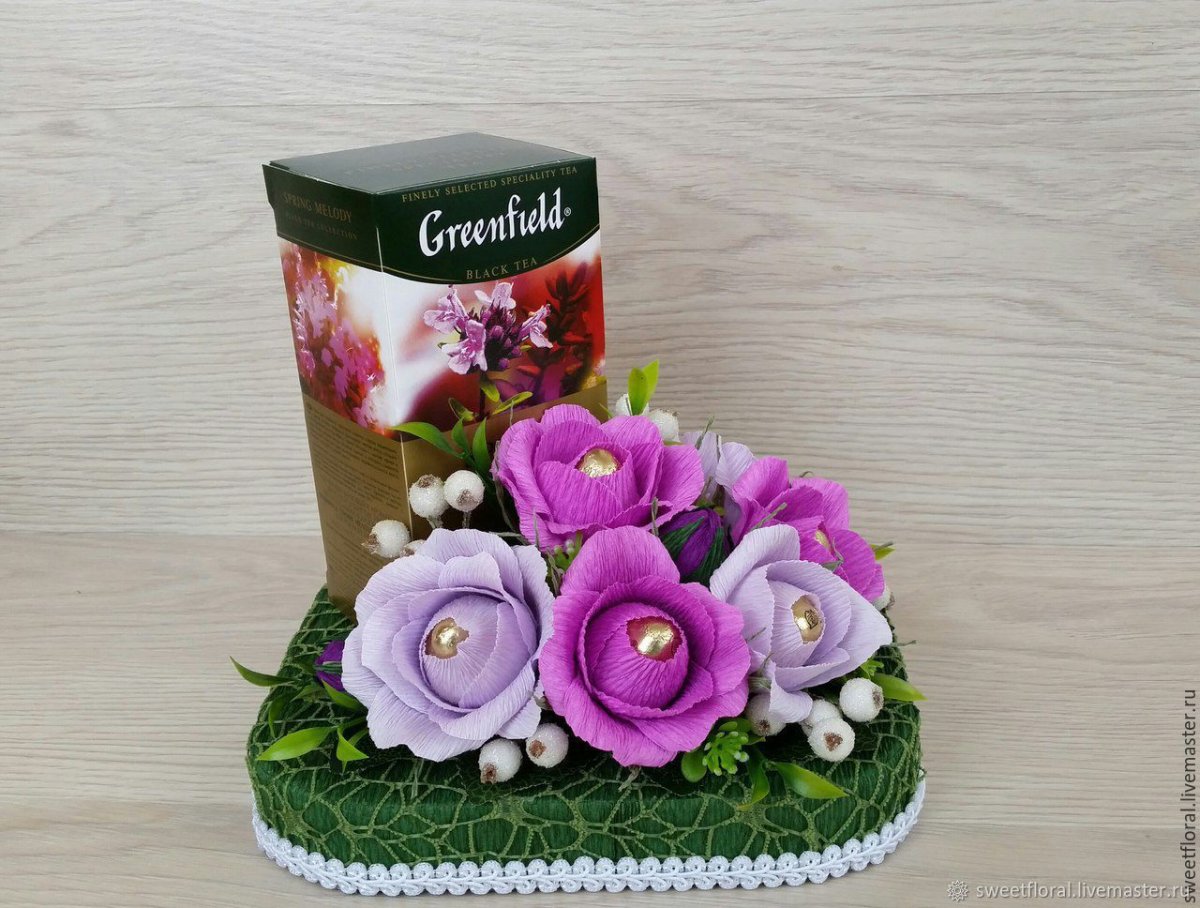 Подарочные коробки с цветами и конфетами