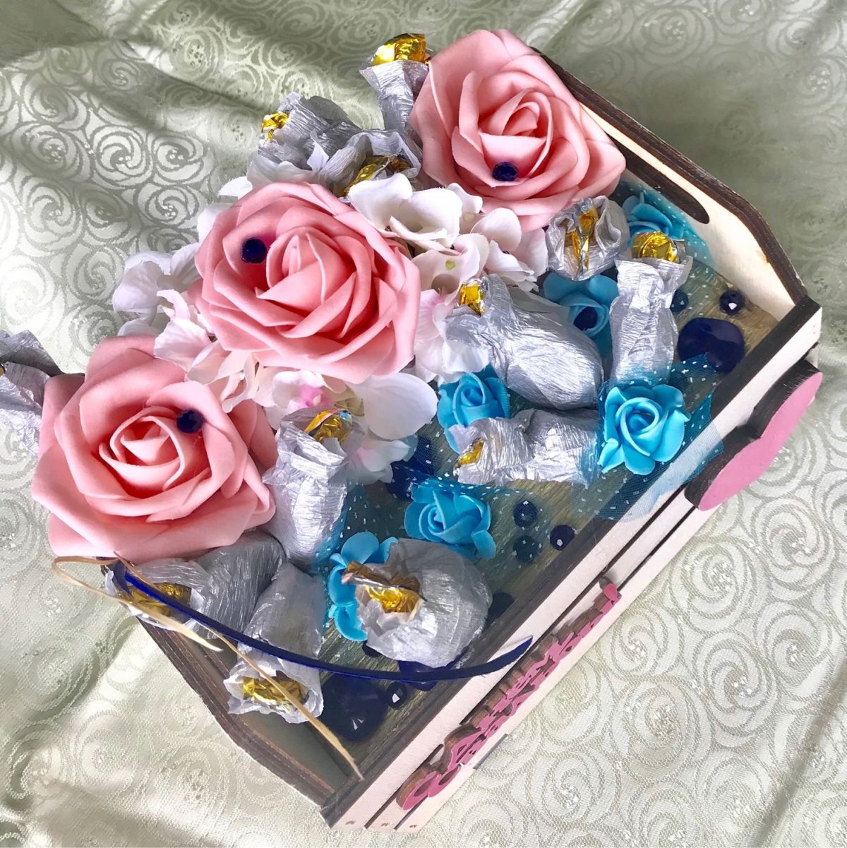 Цветочно конфетная композиция в коробке