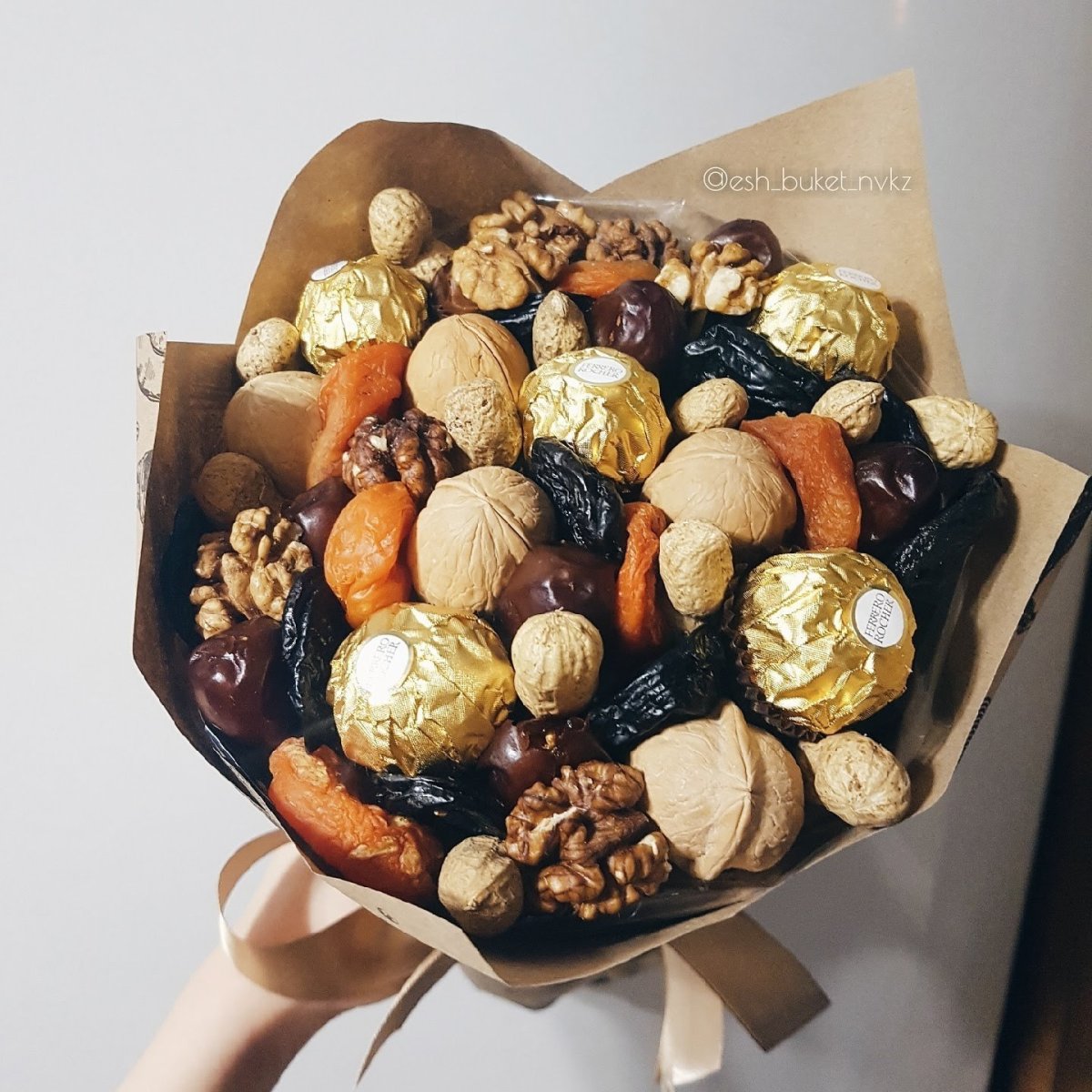 Букет из орехов