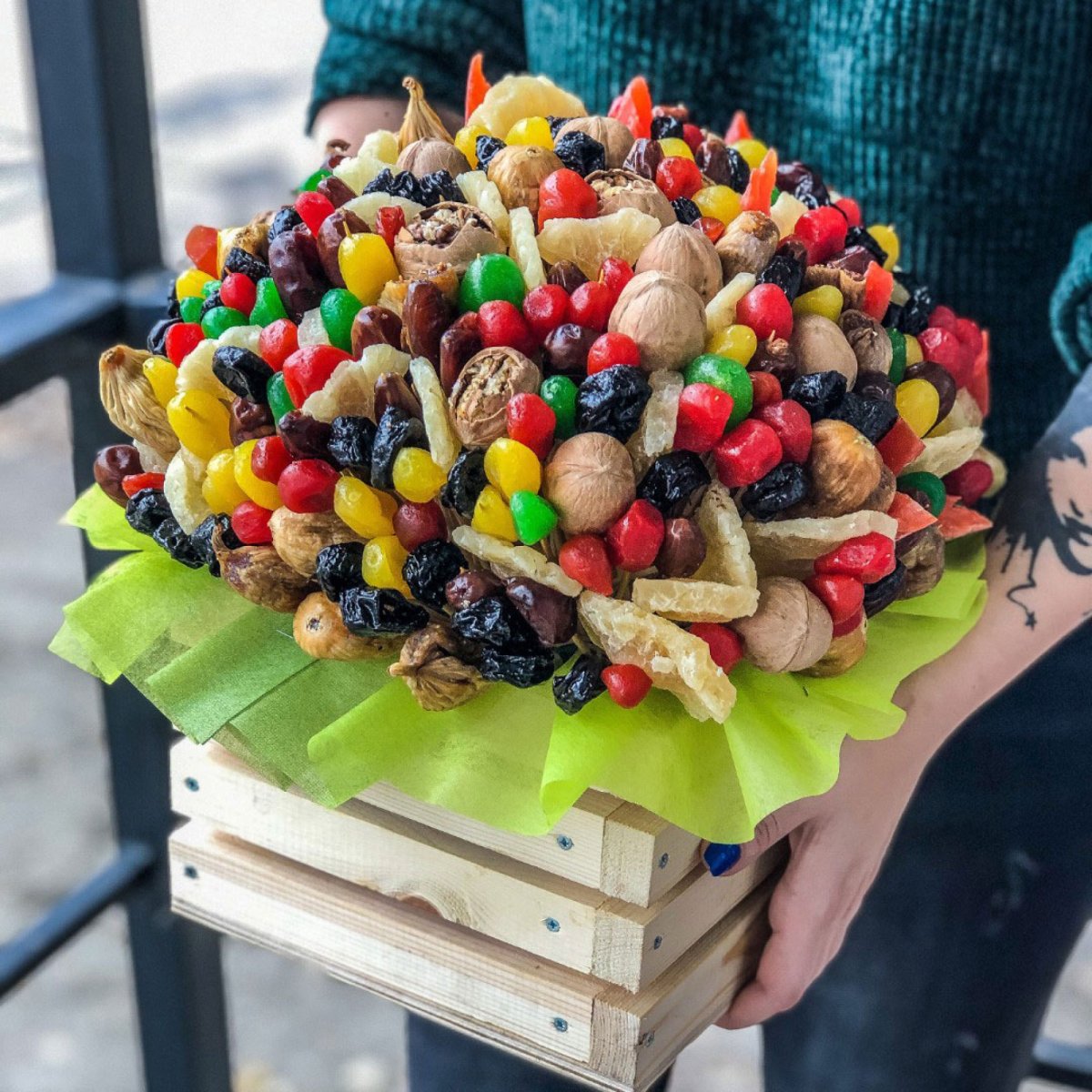 Небольшой букет из сухофруктов