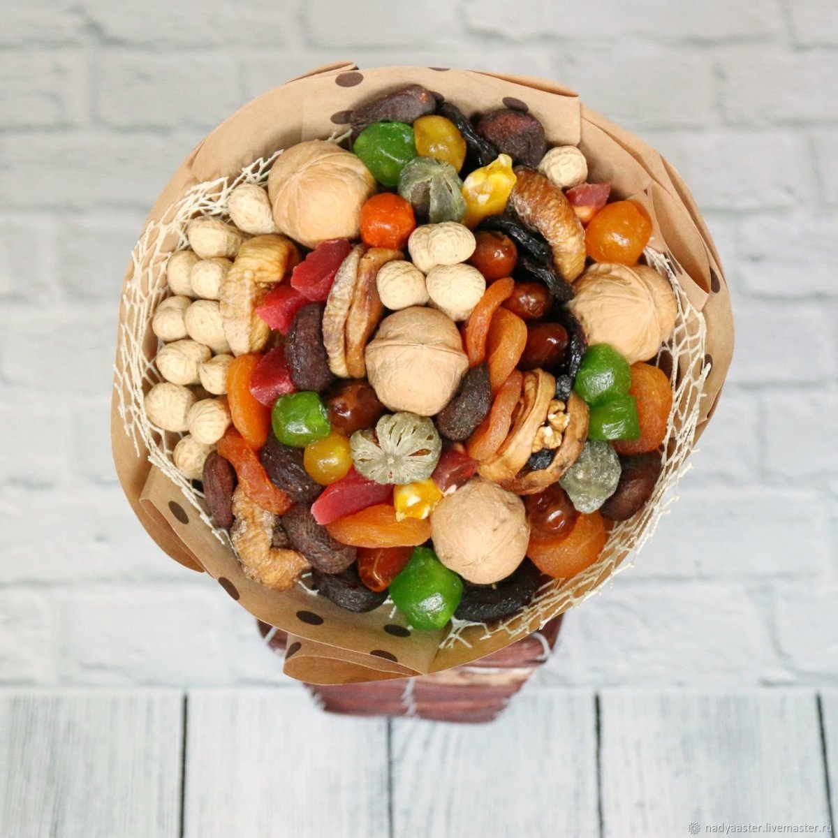 Корзина с фруктами и орехами