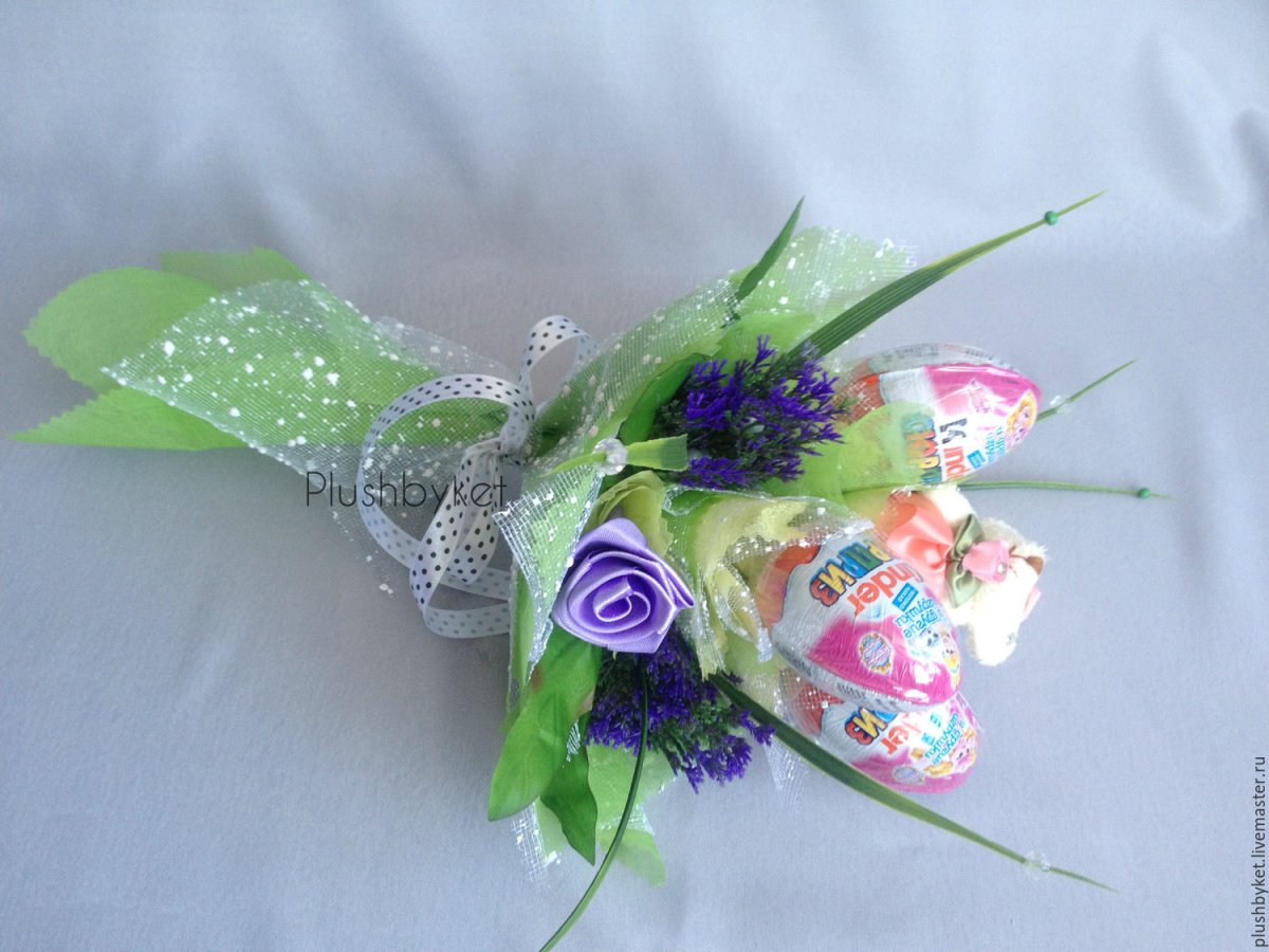 Маленький букет цветов для девочки