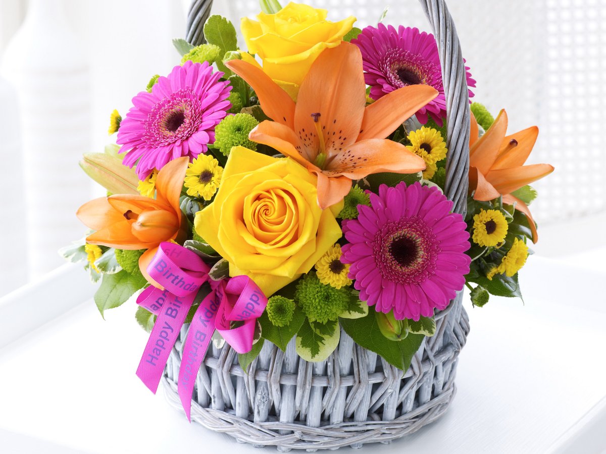 Цветы в корзинке яркие