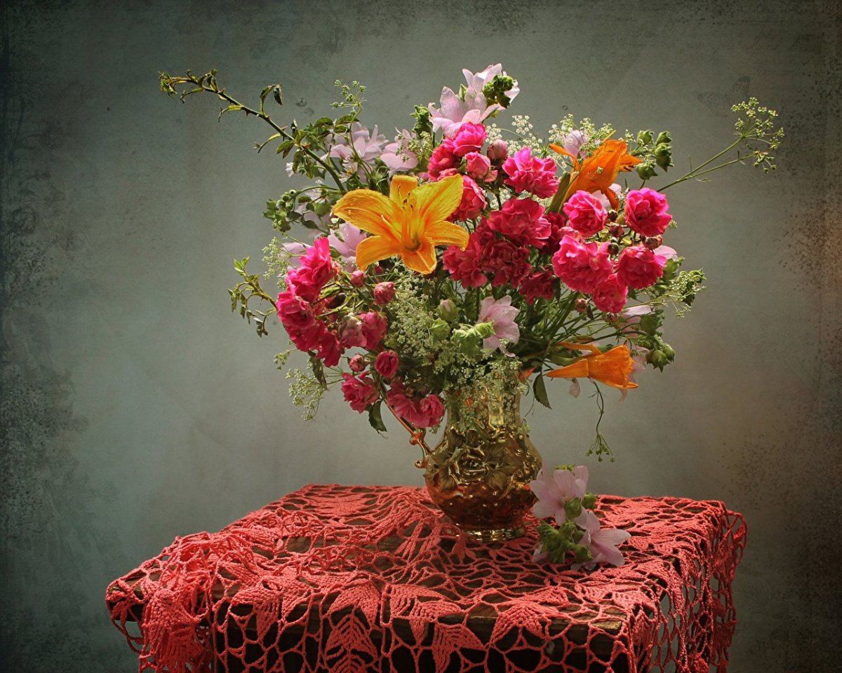 Красивые цветы в вазах