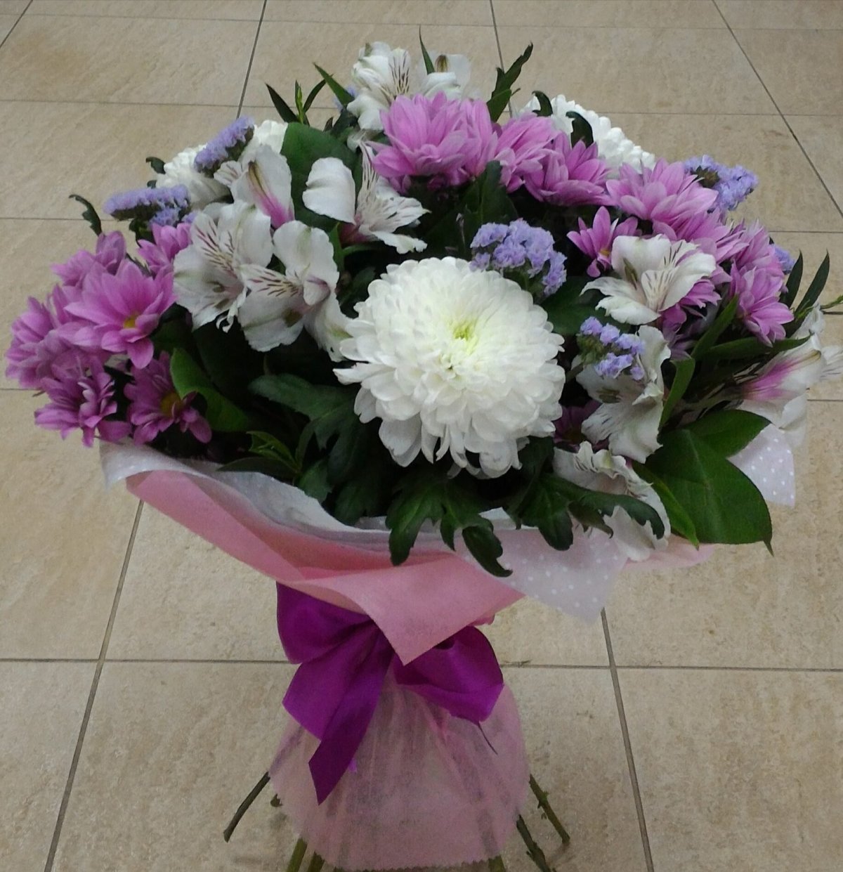 Букет с одноголовой хризантемой