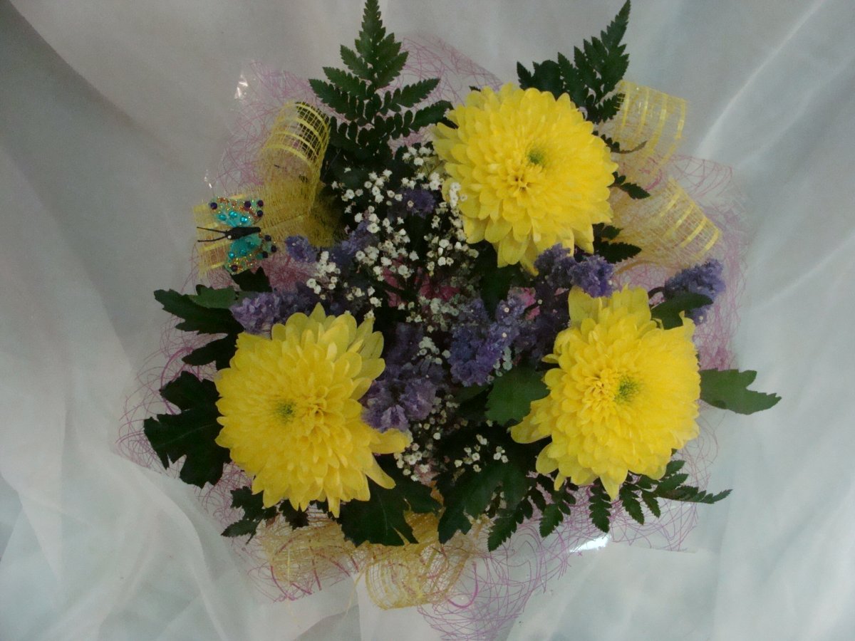 Букет желтых хризантем одноголовых