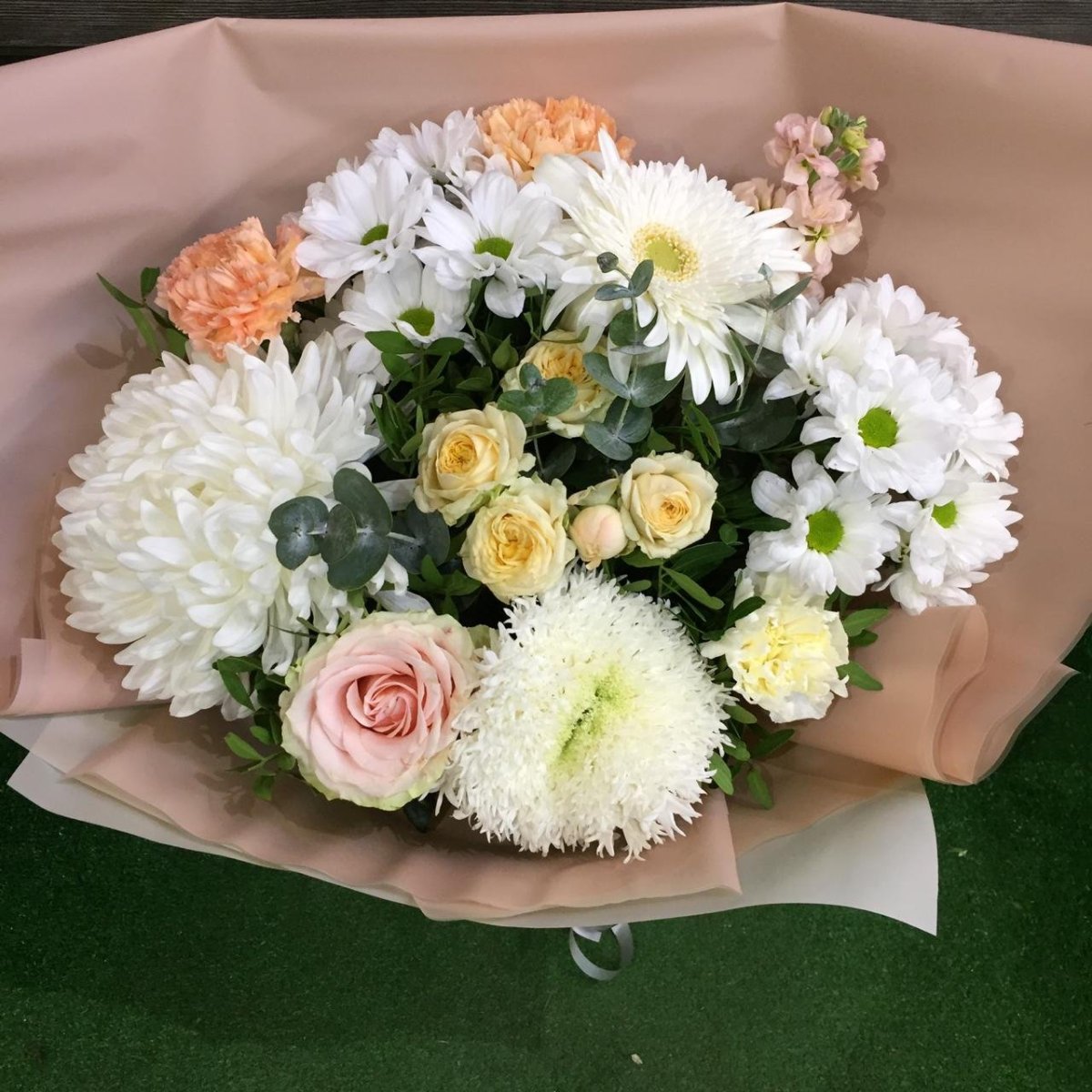 Букет с одноголовой хризантемой