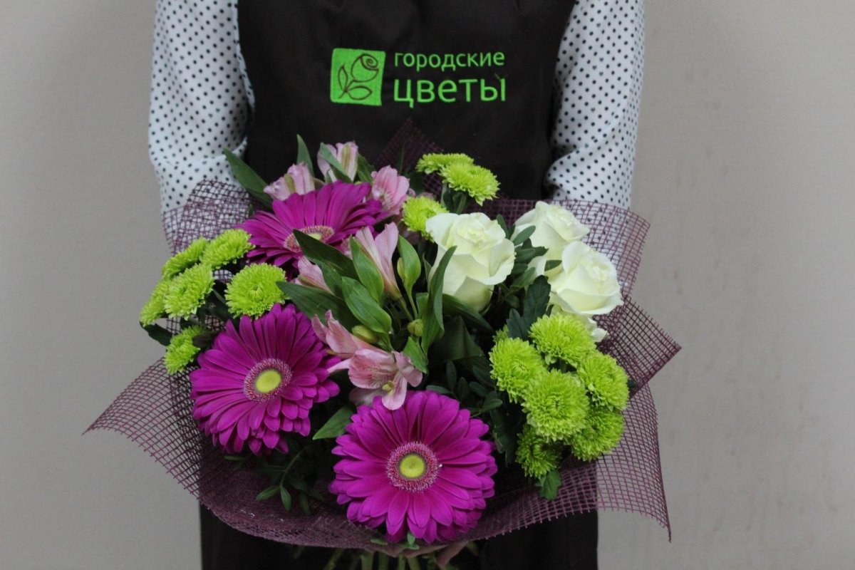 Букет из одноголовых хризантем и гербер