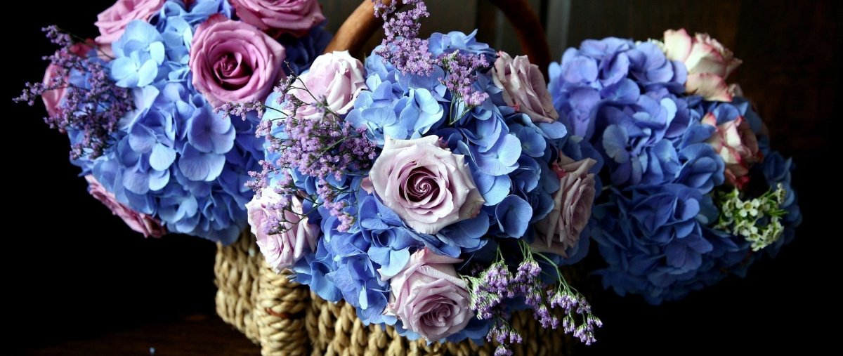 Красивый букет на голубом фоне