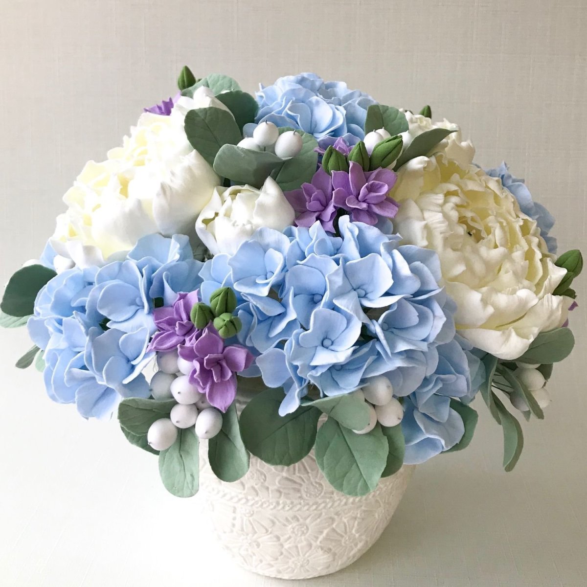 Букет с гортензией и пионом