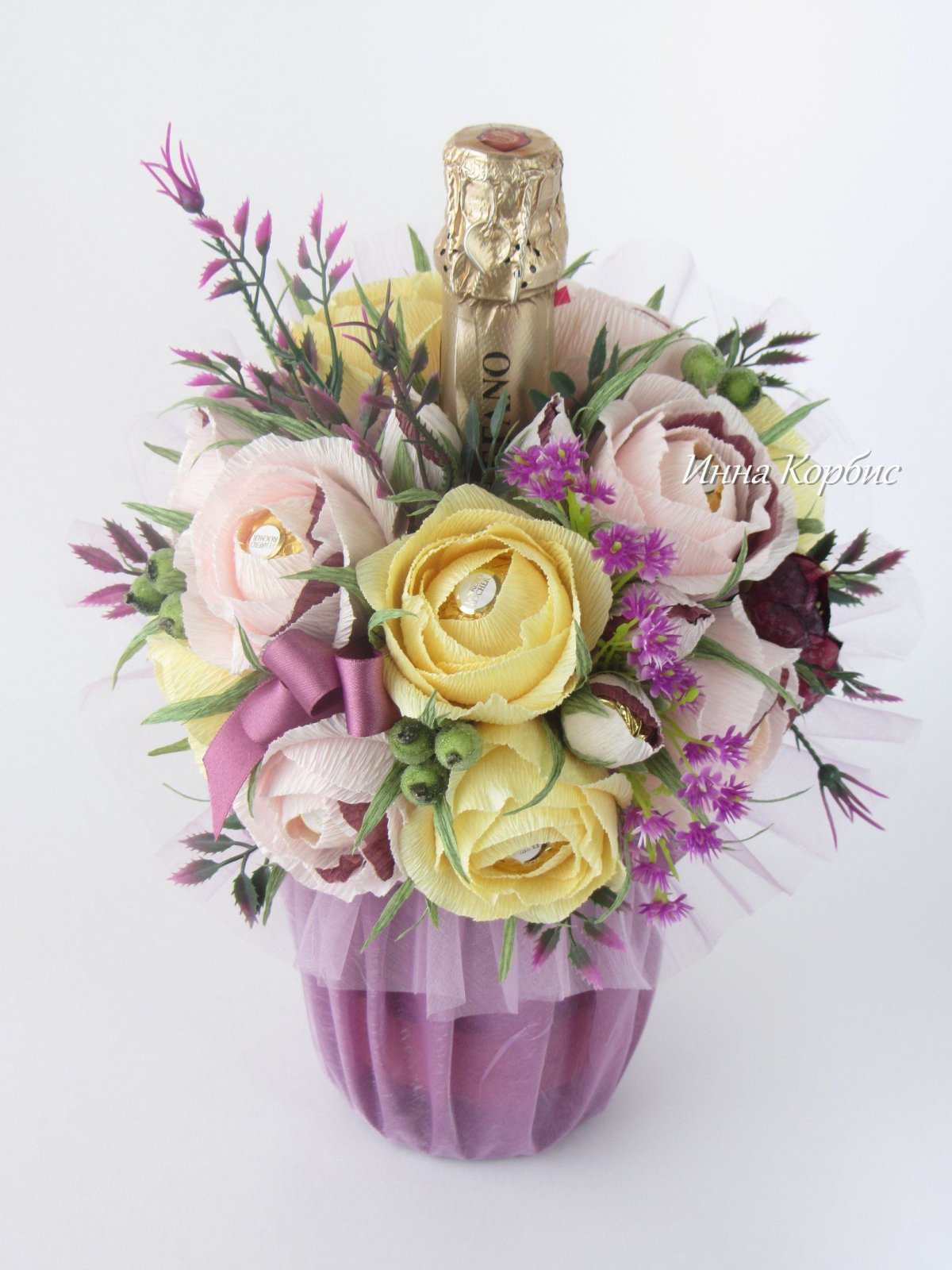 Букет с бутылкой шампанского