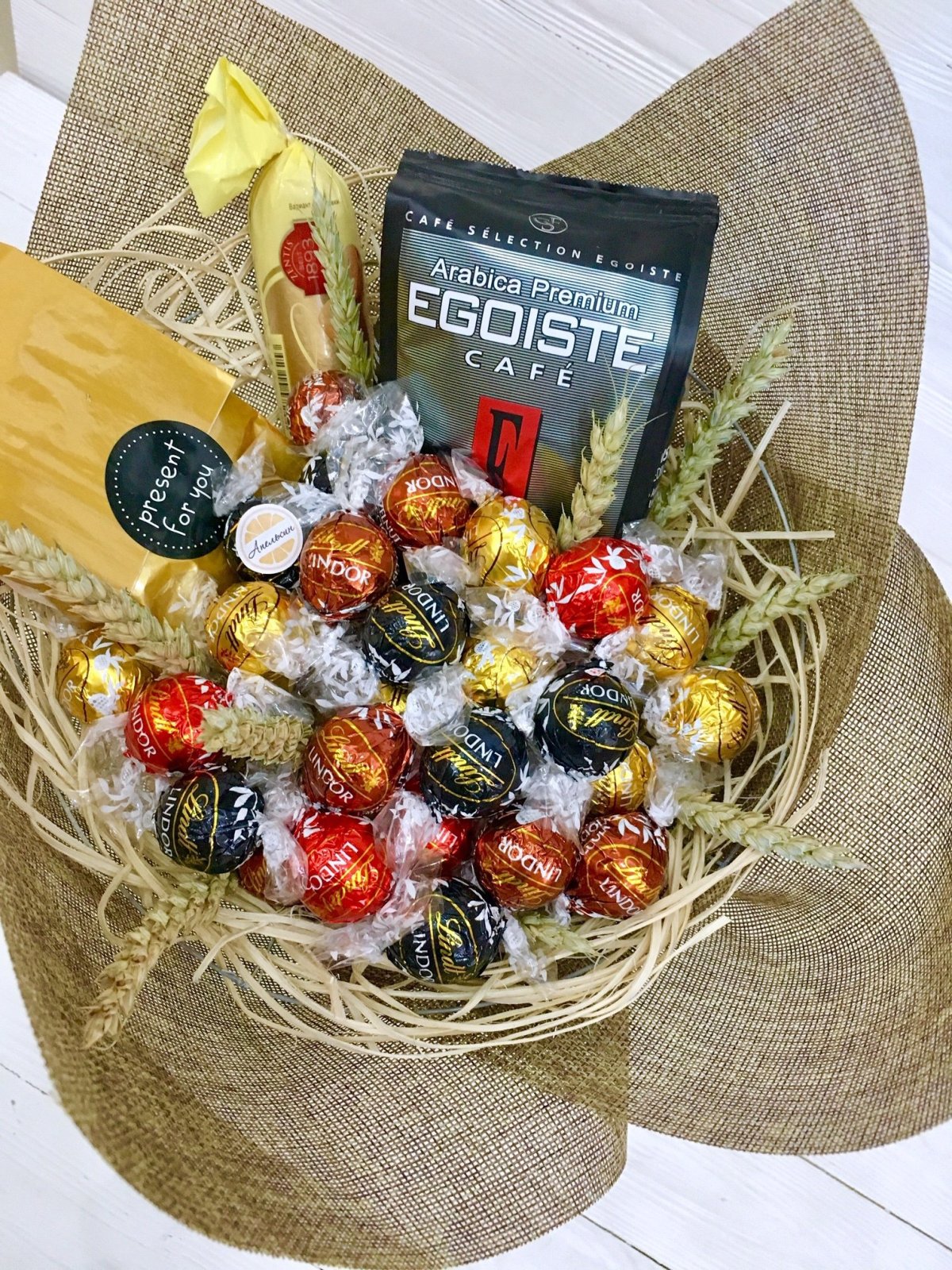 Подарок из конфет