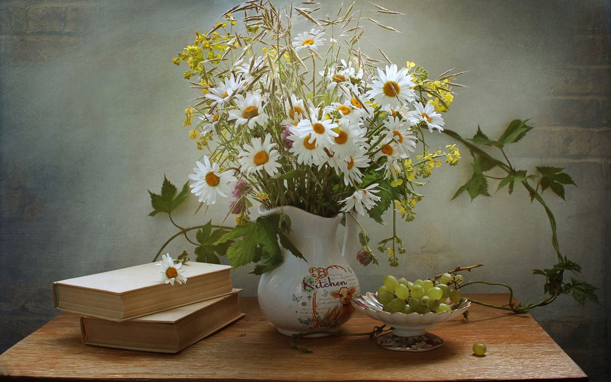 Полевые цветы в кувшине