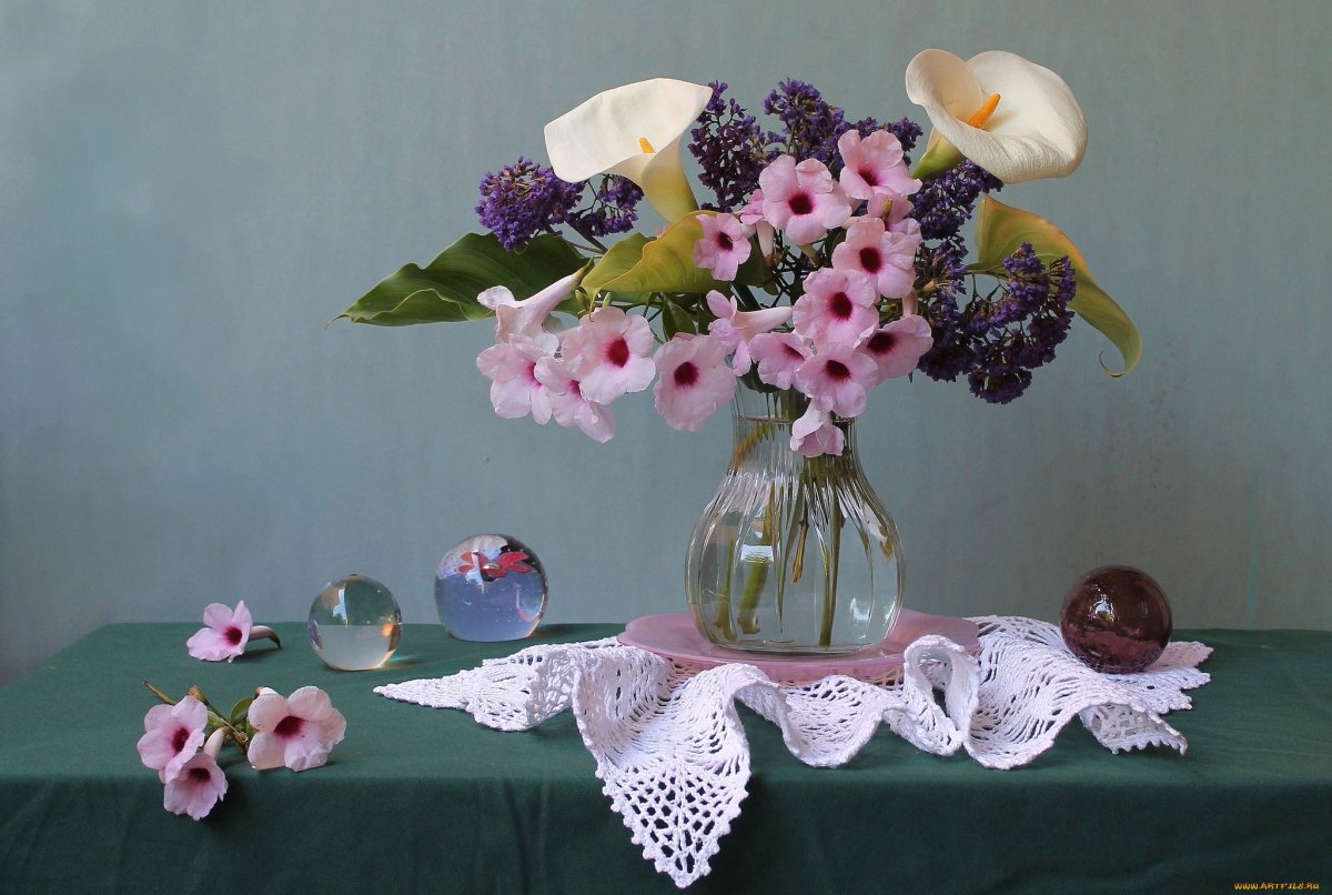 Изысканный натюрморт с цветами