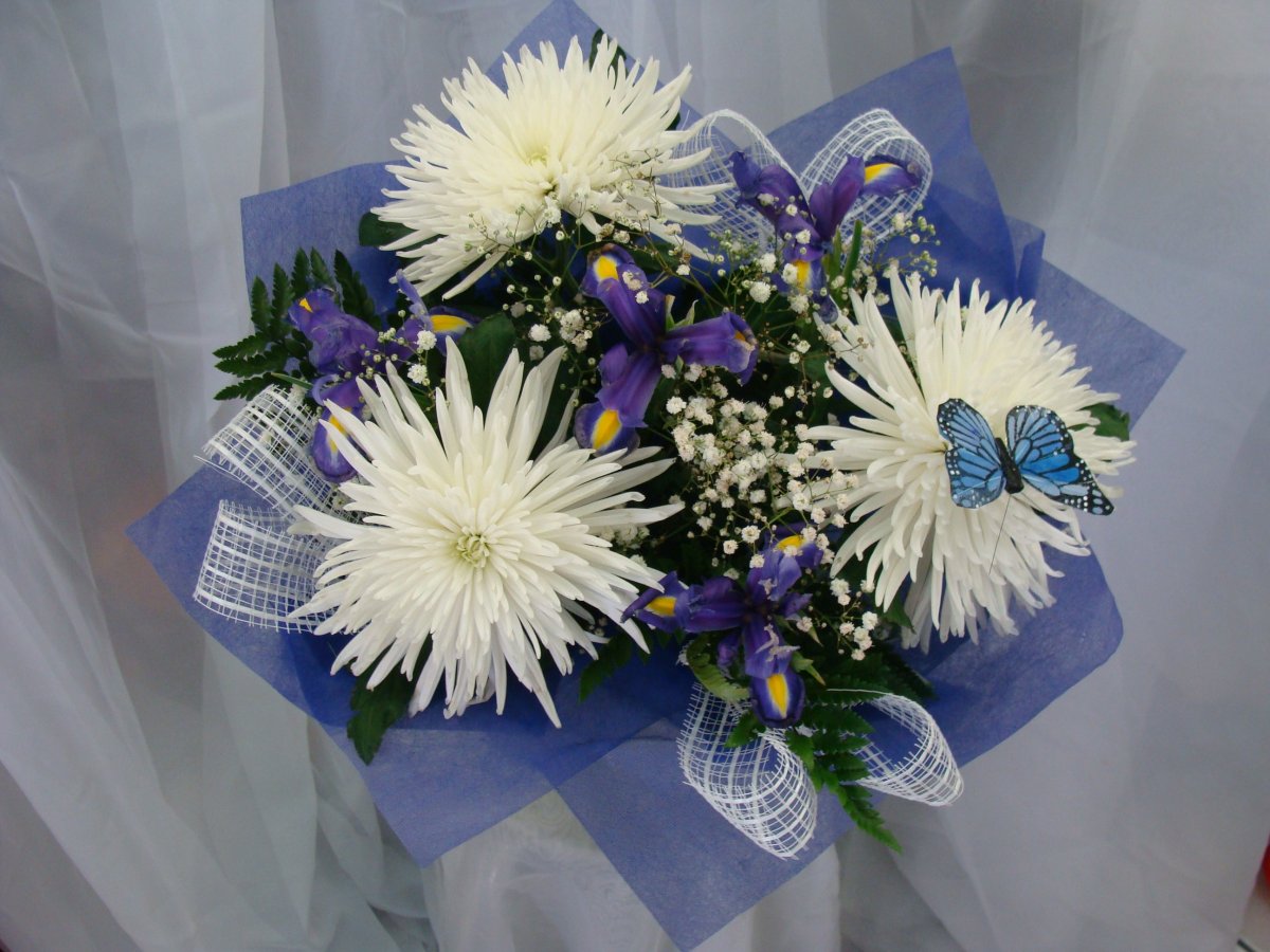 Свадебный букет из голубых гербер