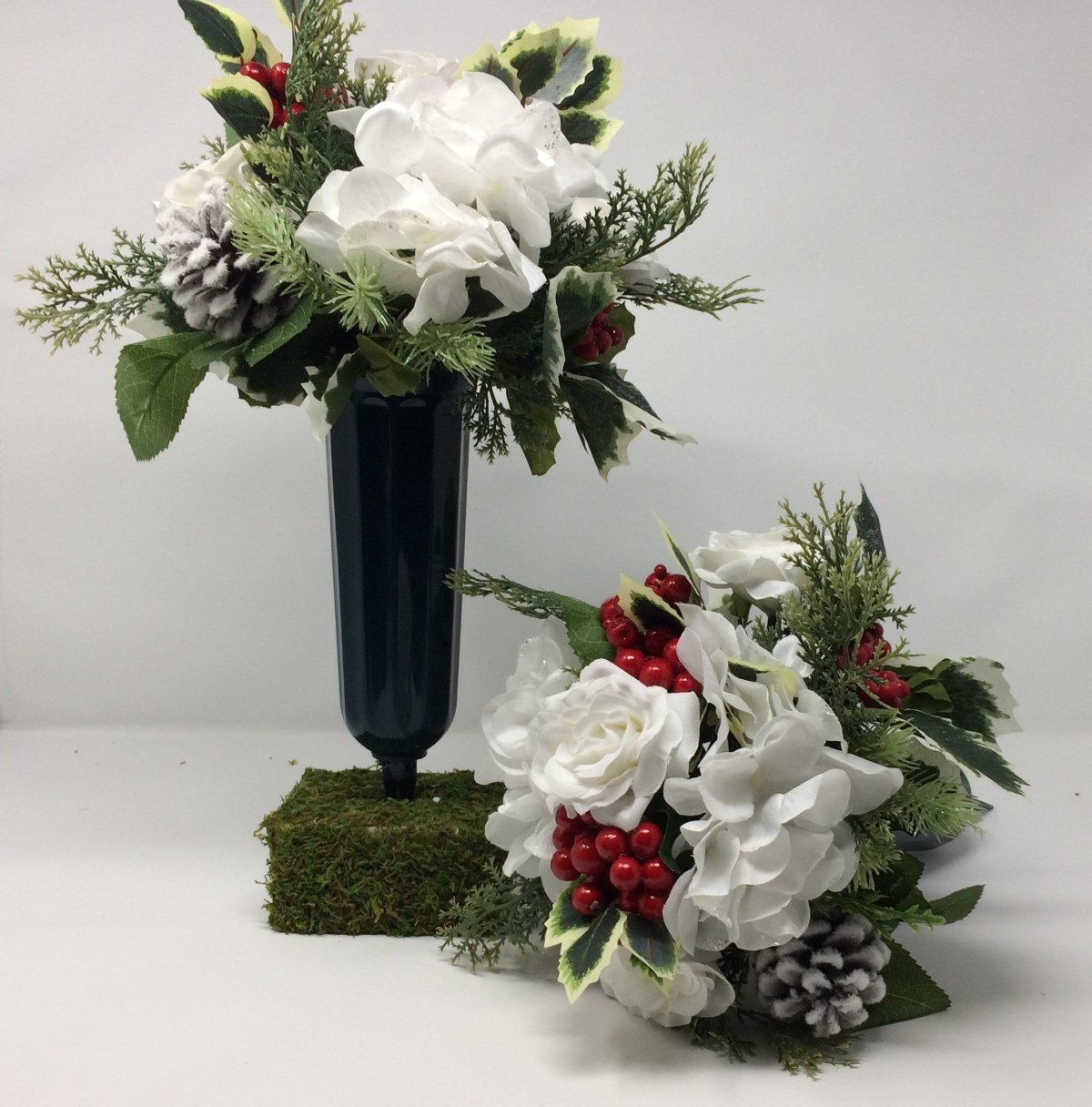 Композиции из искусственных цветов на кладбище