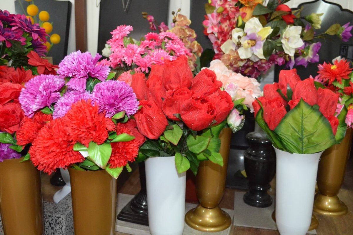 Искусственные цветы на кладбище