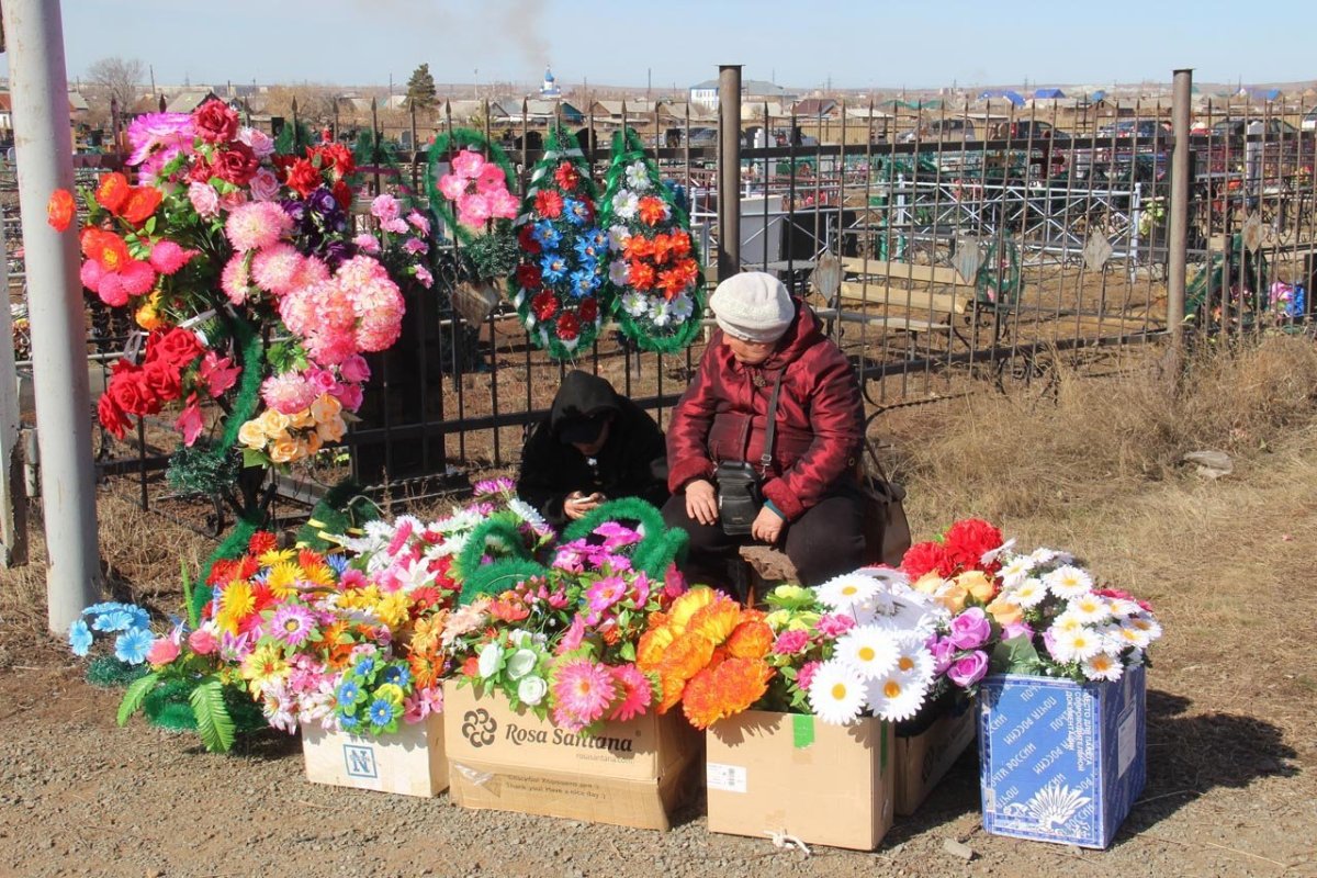 Композиции из искусственных цветов на кладбище