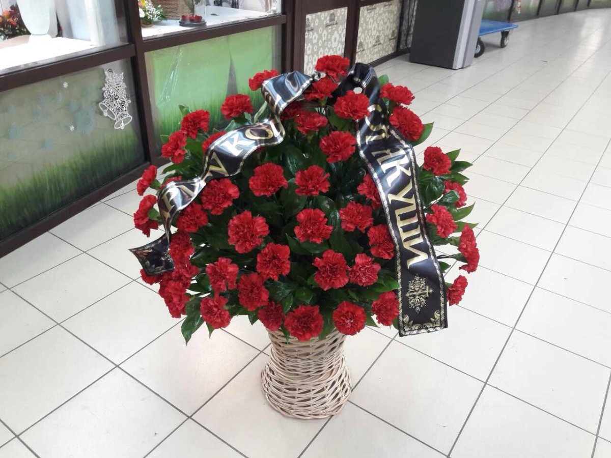 Композиции из искусственных цветов на кладбище