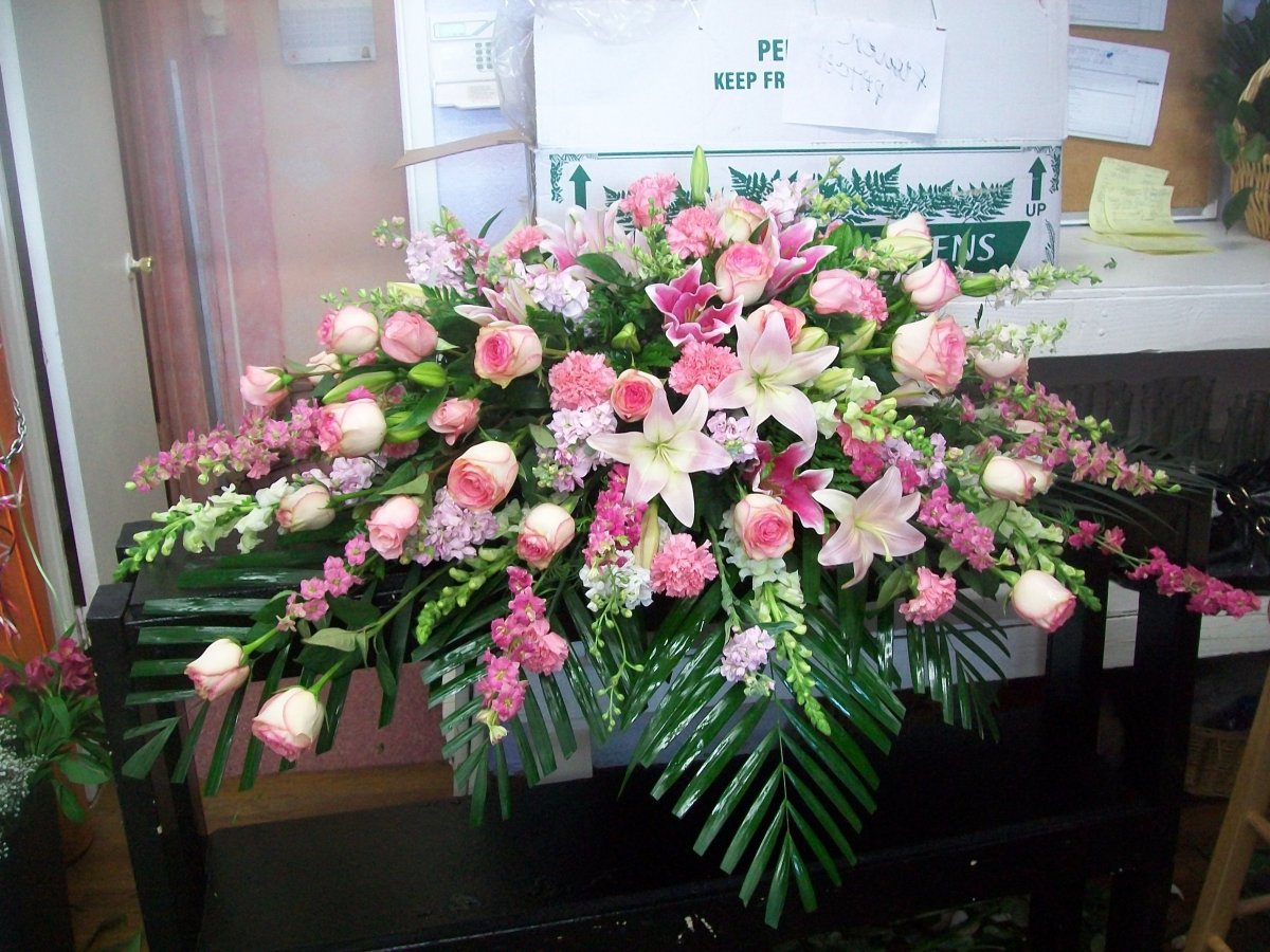 Искусственные цветы на кладбище