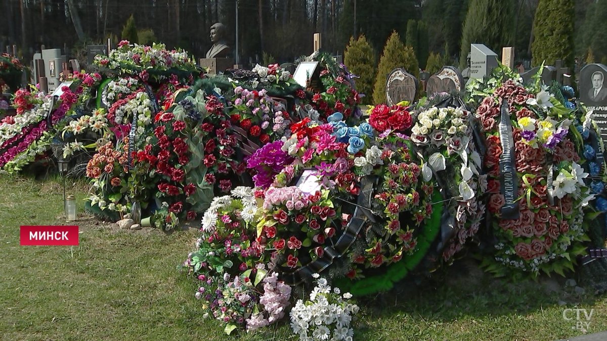 Искусственные цветы на кладбище