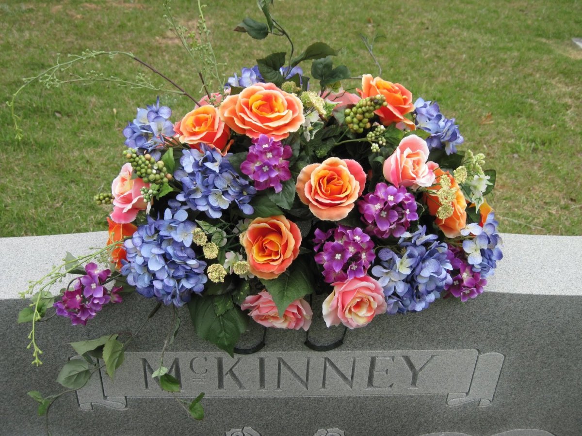 Украшение могилы искусственными цветами