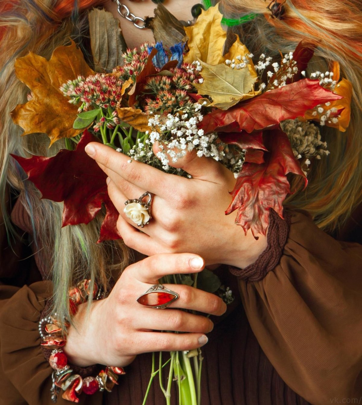 Осенние цветы в руках