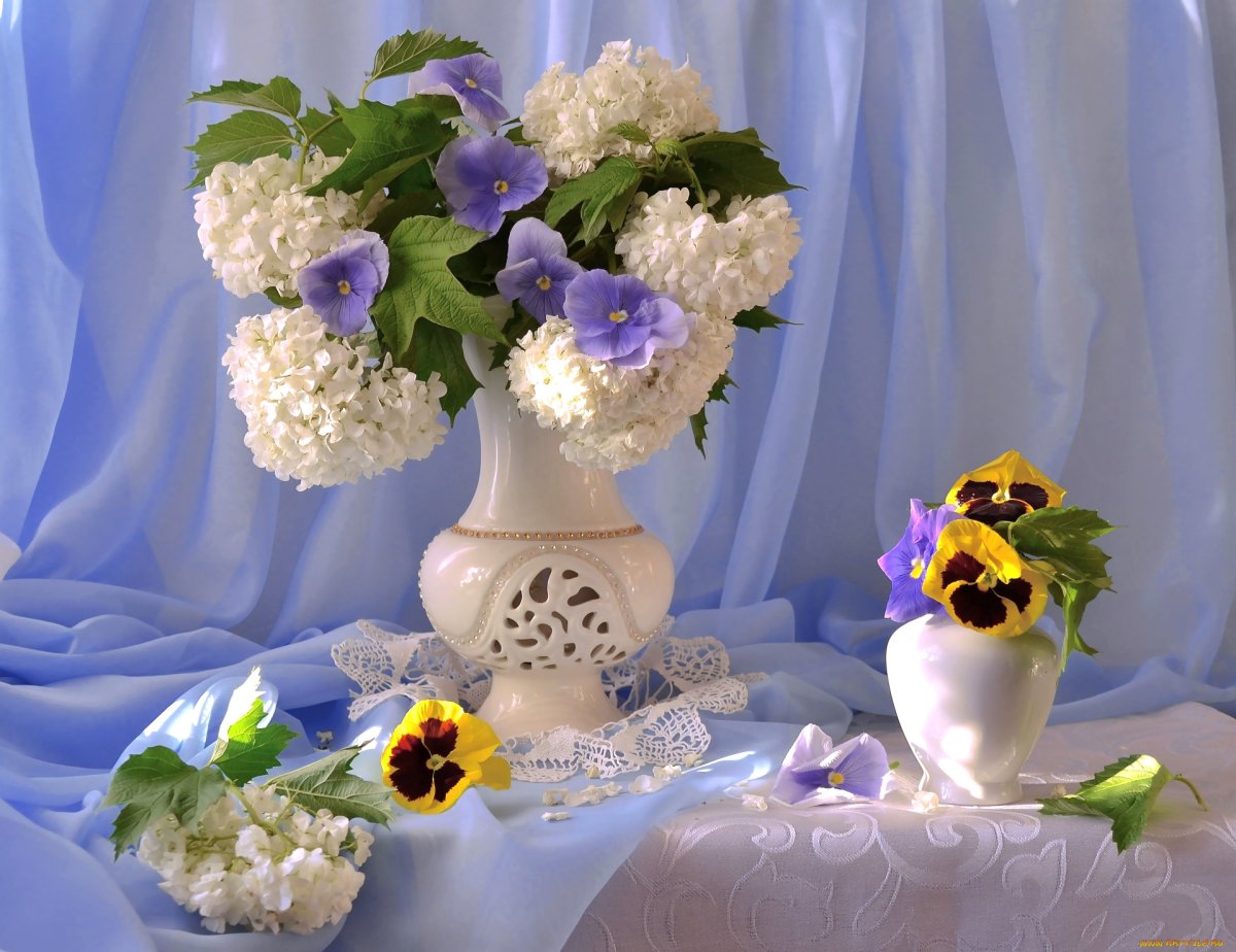 Шикарные вазы с цветами