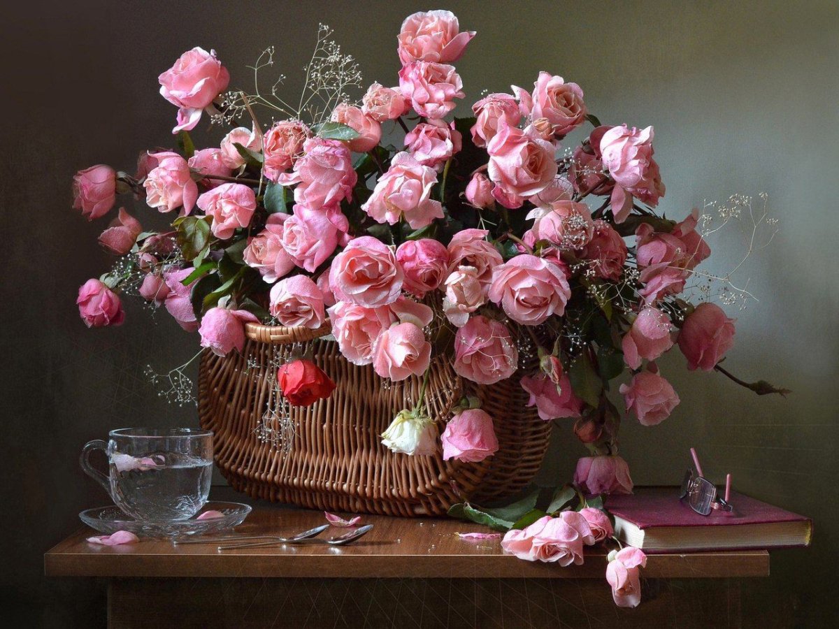 Красные тюльпаны в вазе