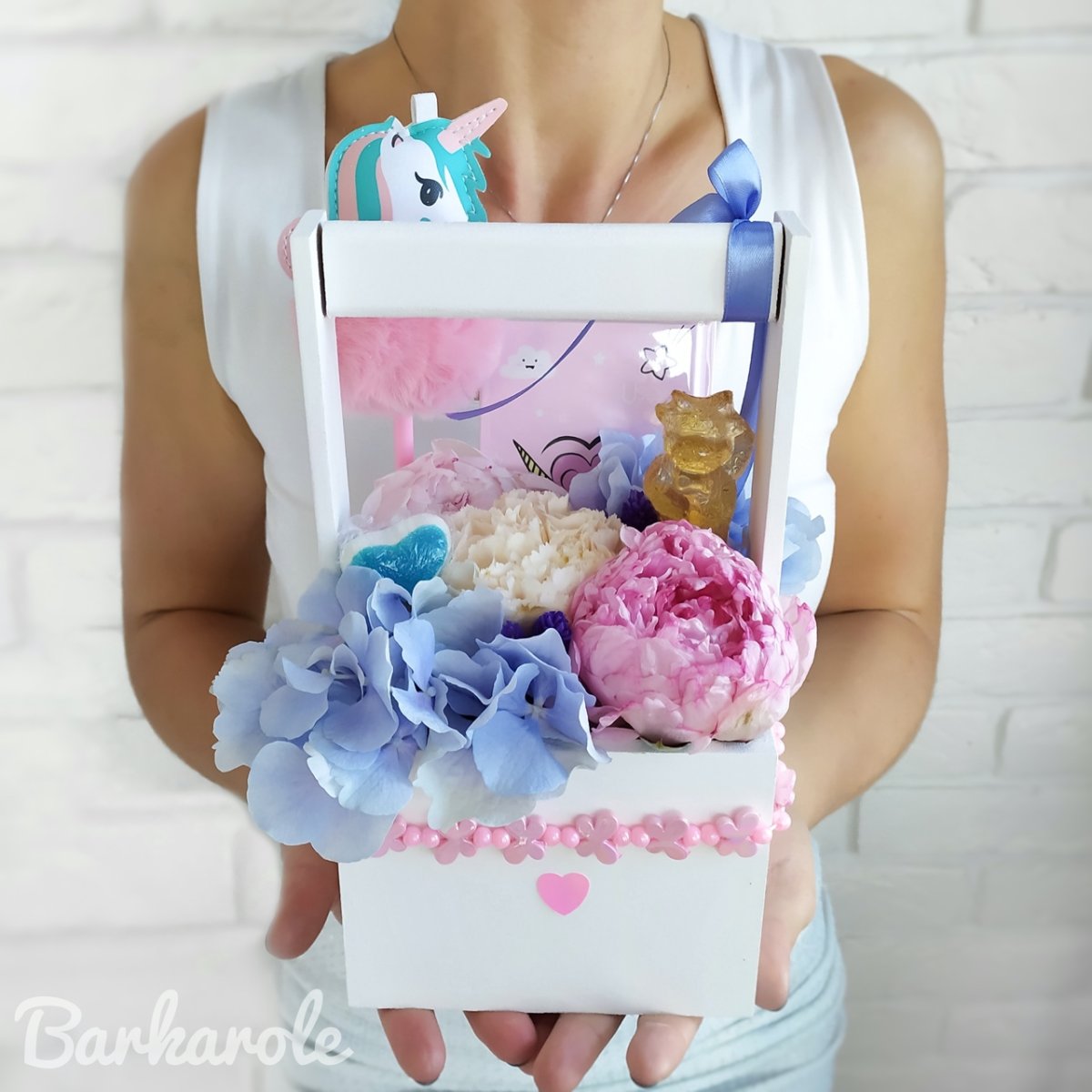 Девочка с букетом