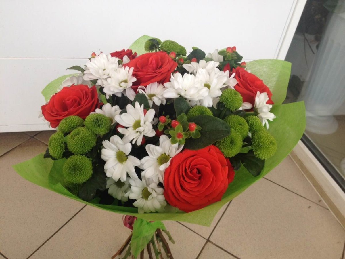 Букеты с гиперикумом и хризантемами