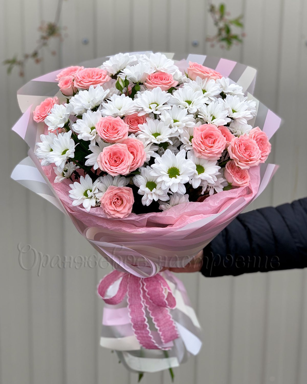 Гипсофила хризантемы и розы красные