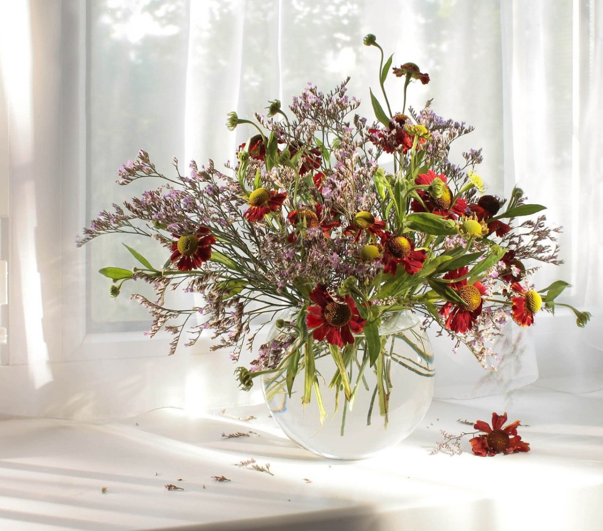 Букет цветов на подоконнике