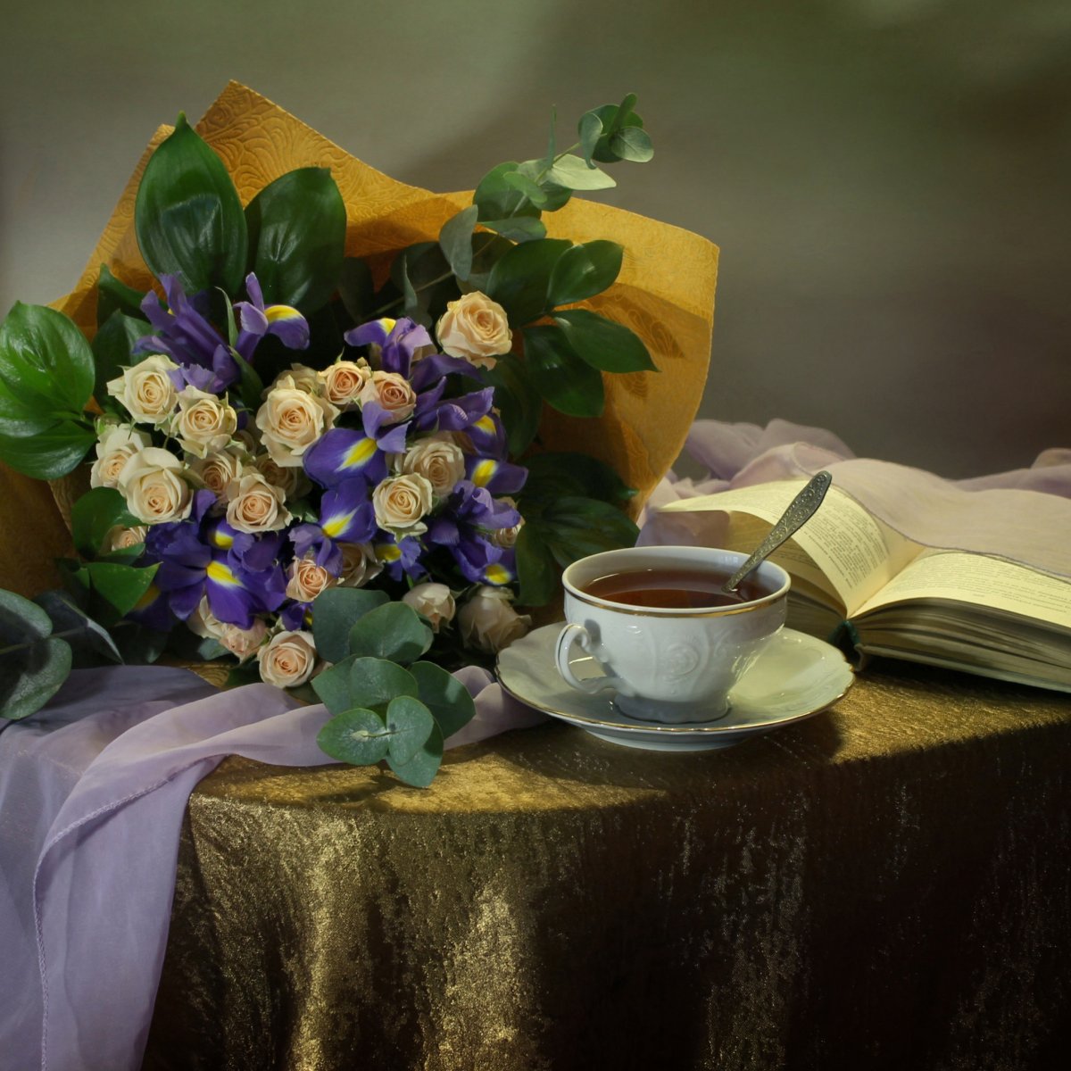 Натюрморт с цветами и чашкой