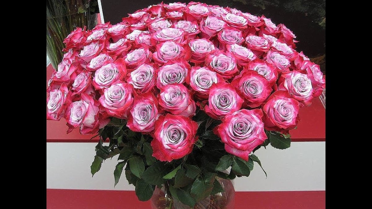 Женщина с большим букетом цветов