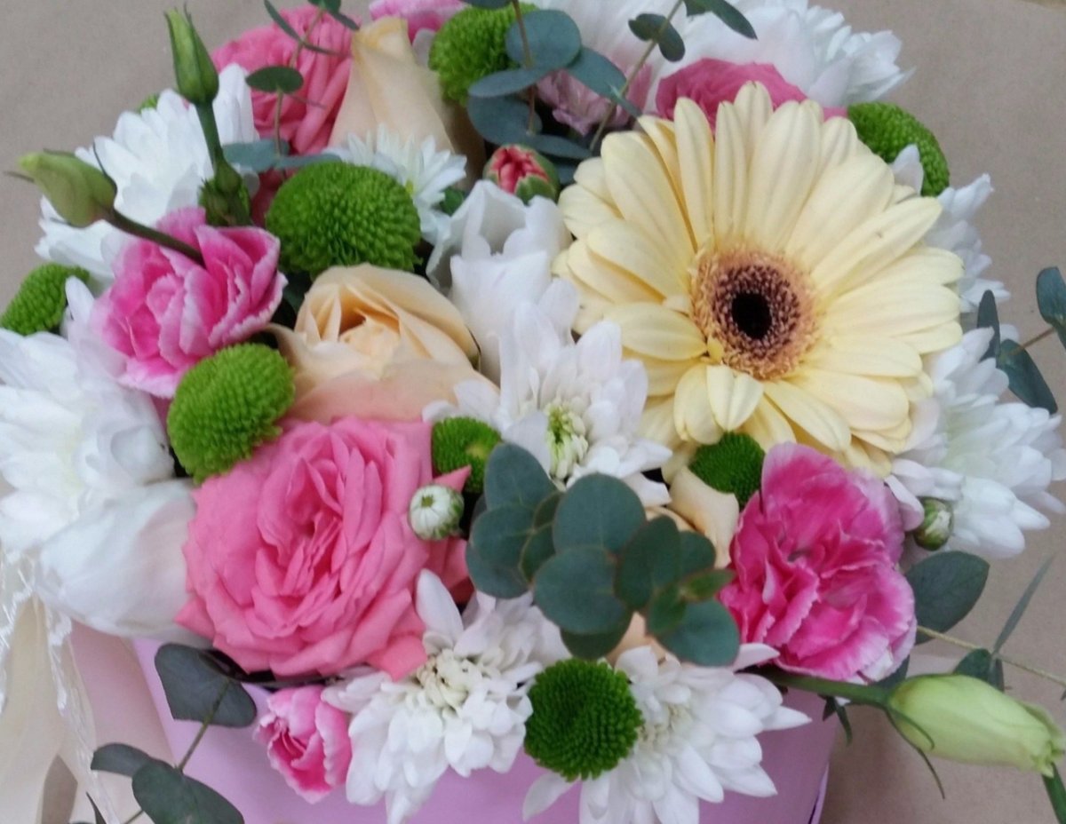 Композиция цветов в оазисе