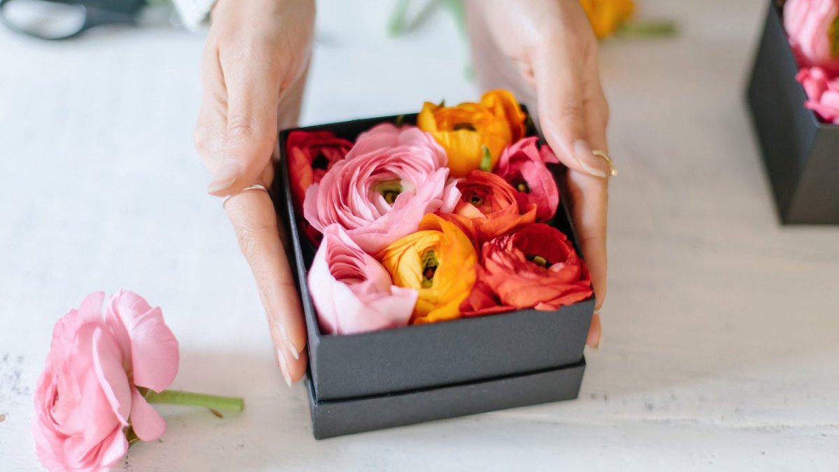 Живые цветы в коробке своими руками