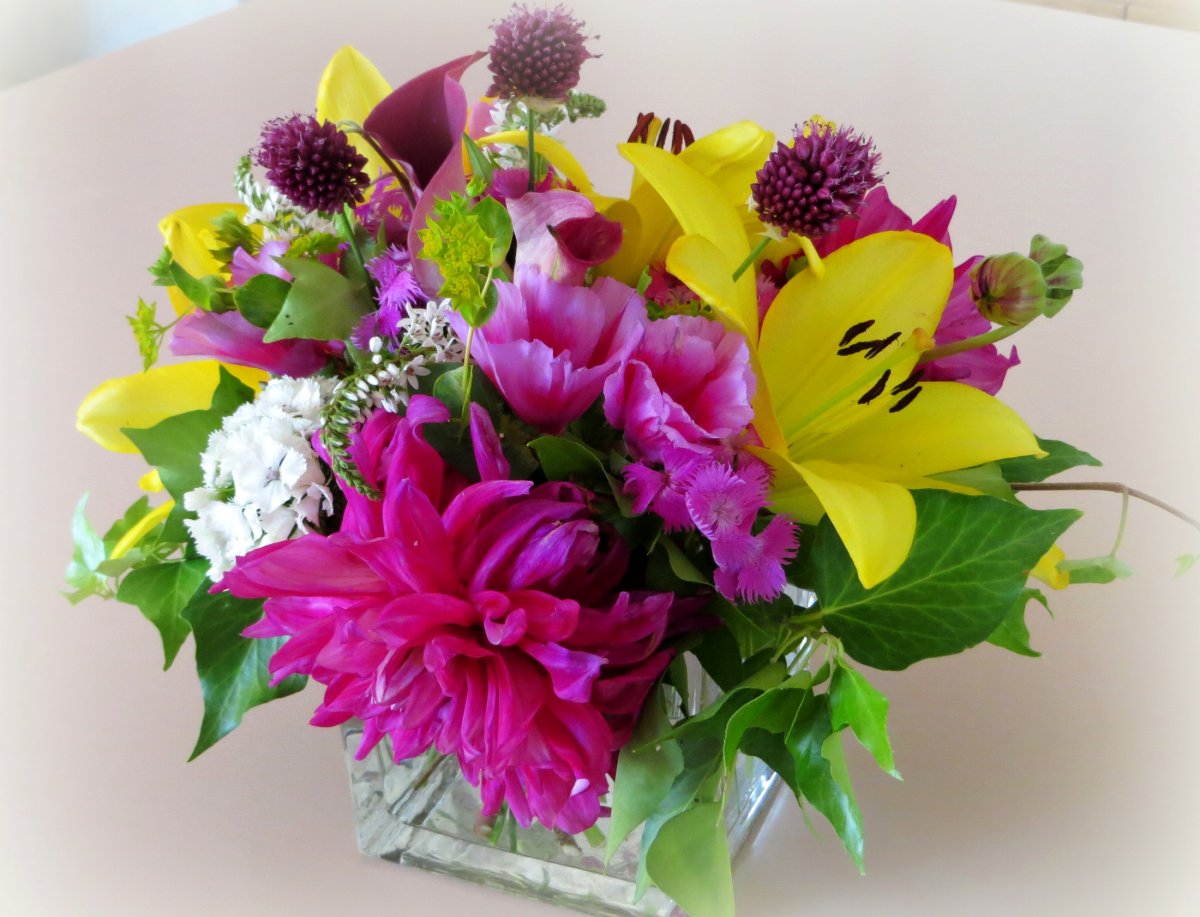 Лилии георгины букет