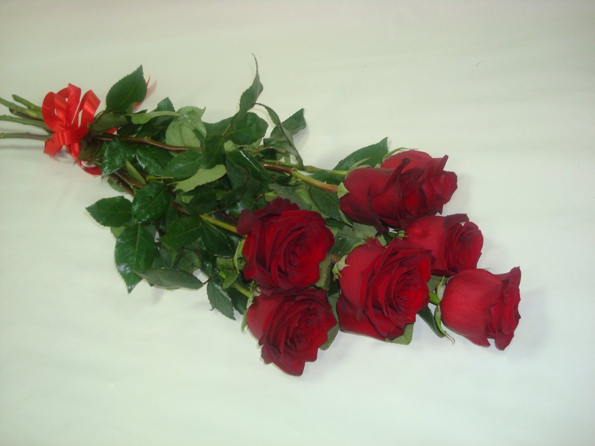 Семь роз в букете