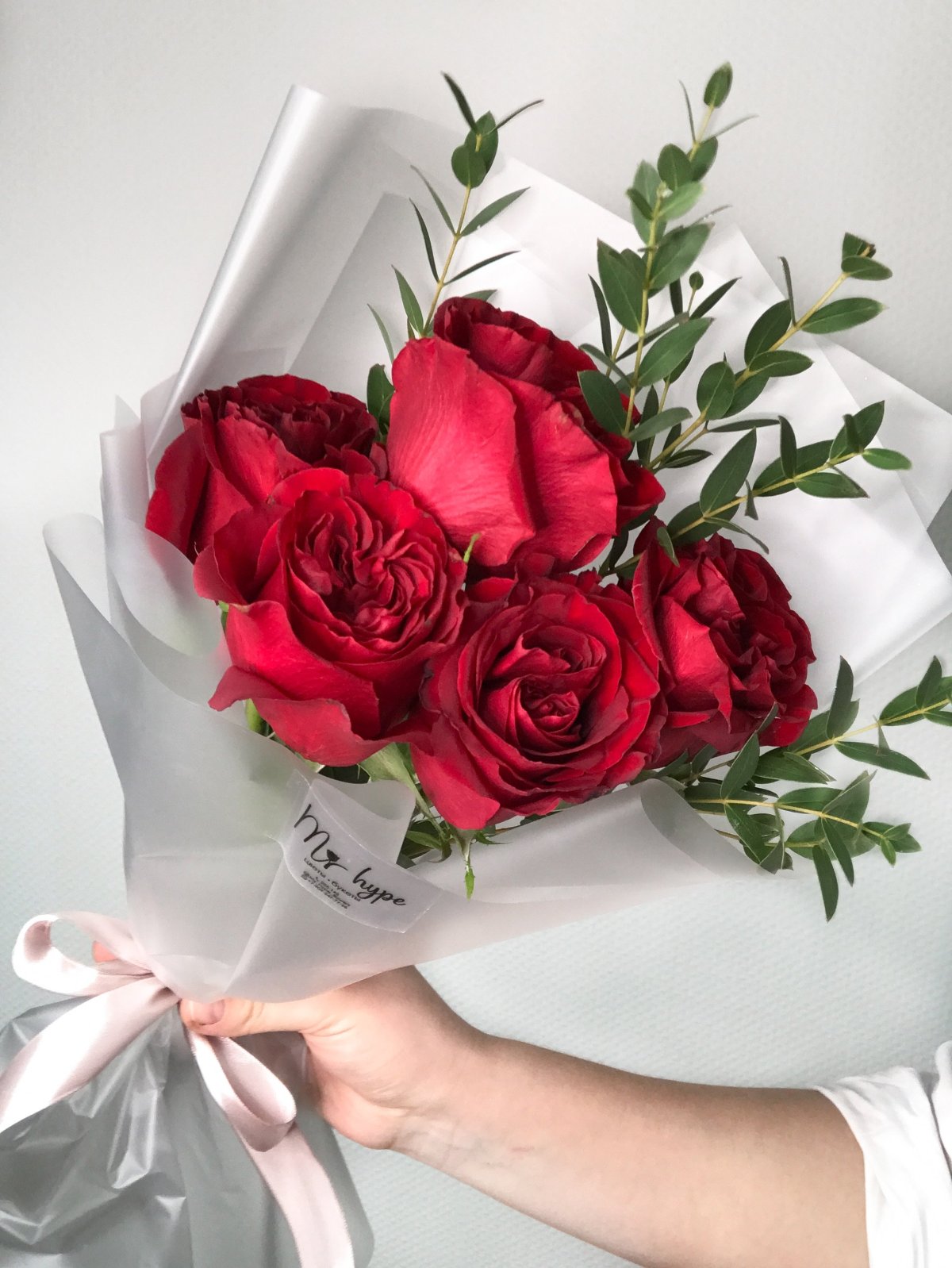 Стильный букет из красных роз