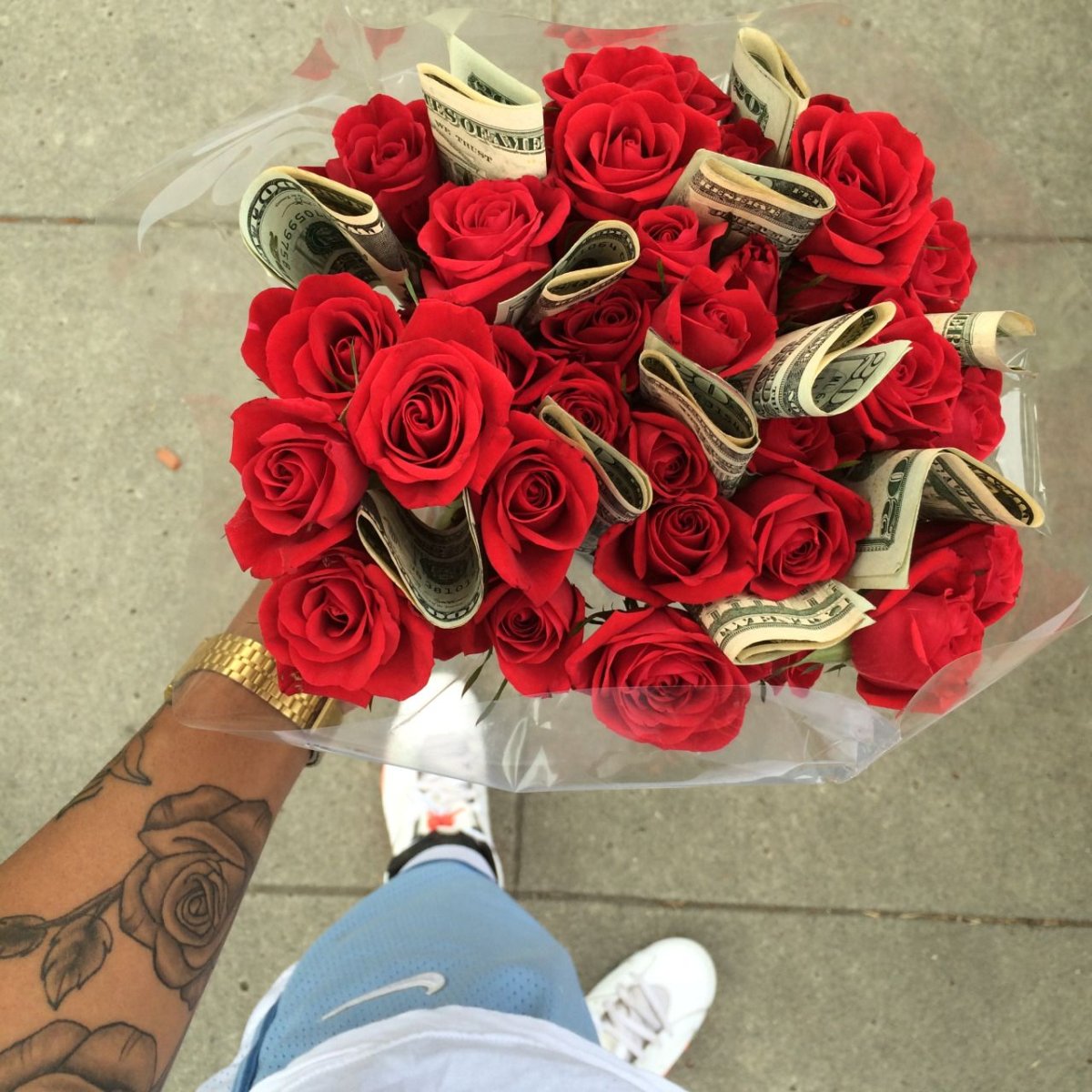 Букет с деньгами и цветами