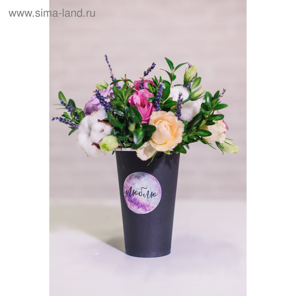 Кофе в стаканчике и букет цветов