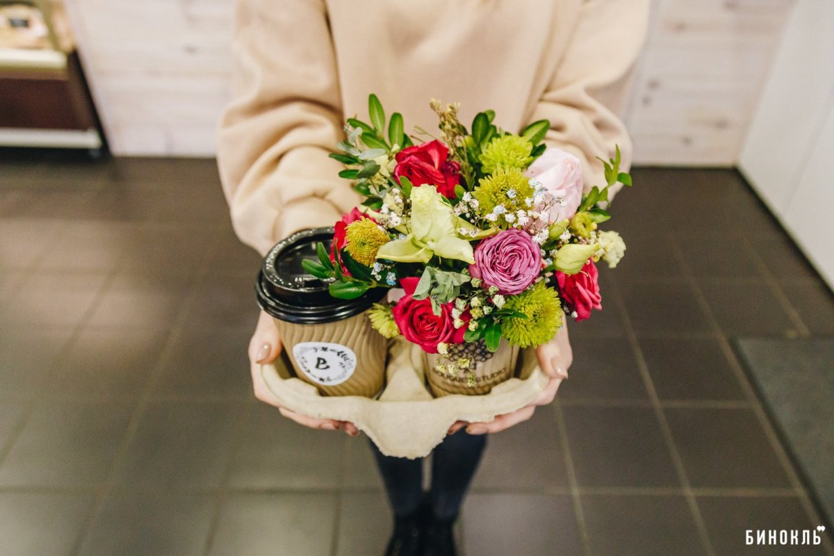 Композиции в стаканчиках с живыми цветами