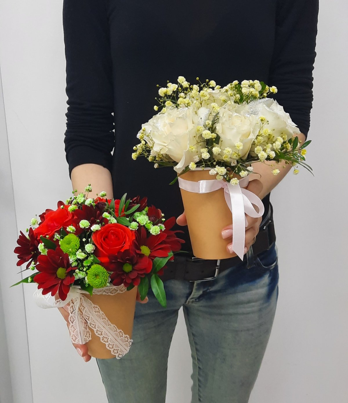 Цветочные композиции в кофейных стаканчиках