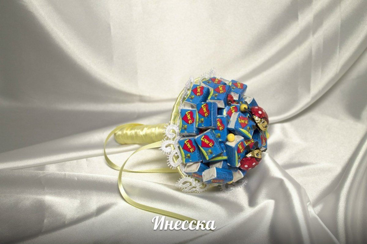 Букеты из чипсов и сладостей