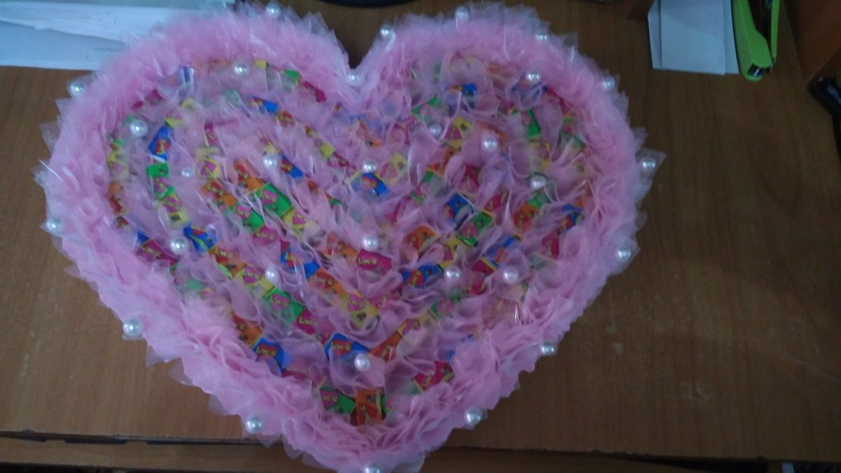 Подарок из жвачек Love is