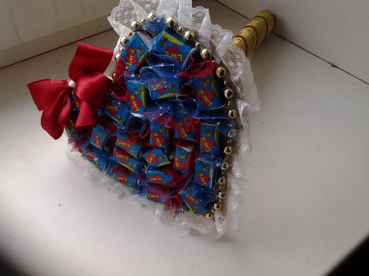 Букет из жевательной резинки Love is