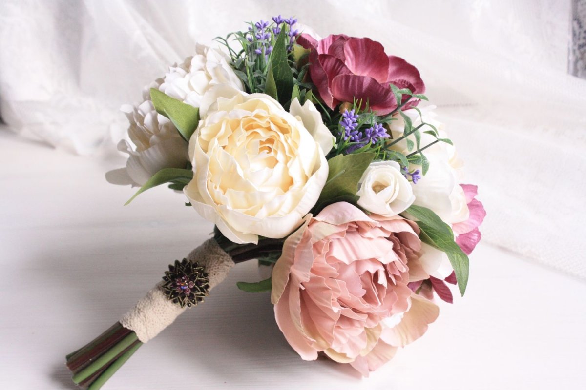 Свадебный букет для невесты с пионами и гортензией