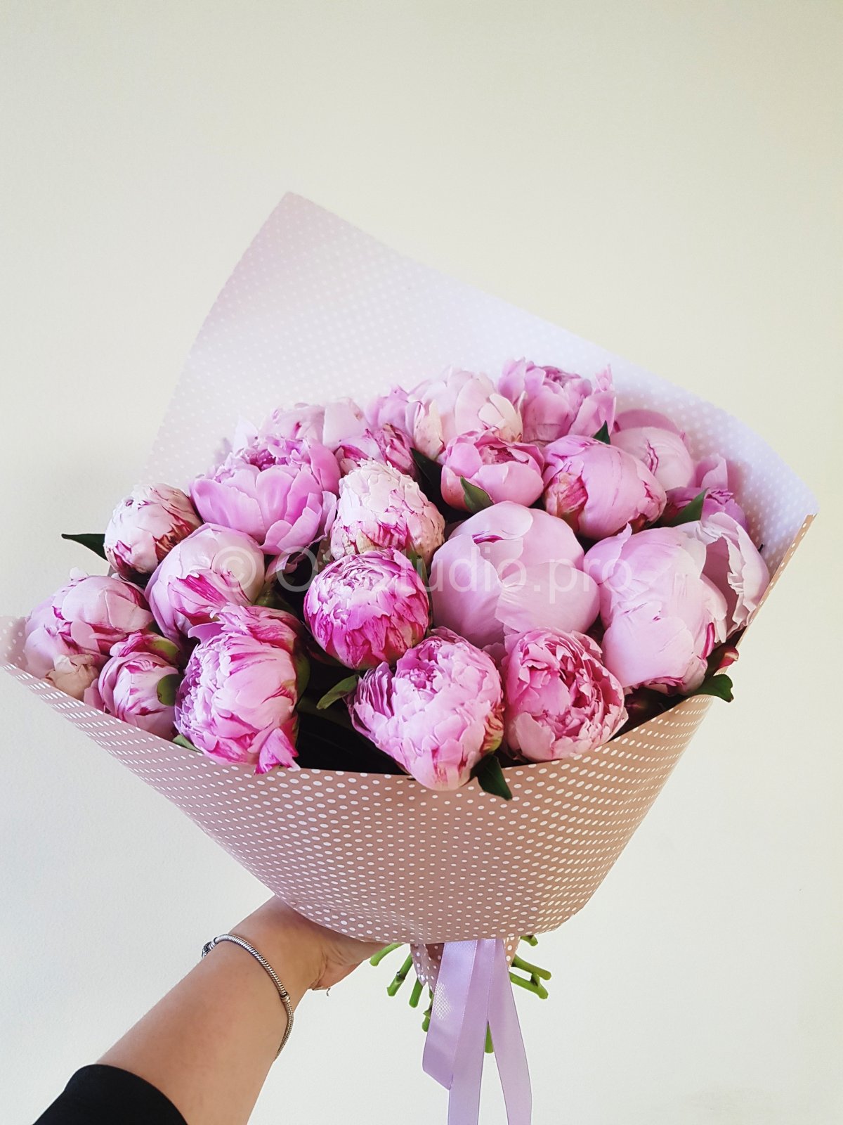 Девушка с пионом