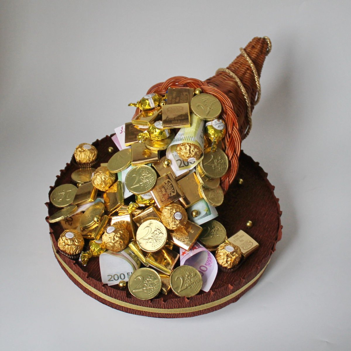 Букет из денег и конфет